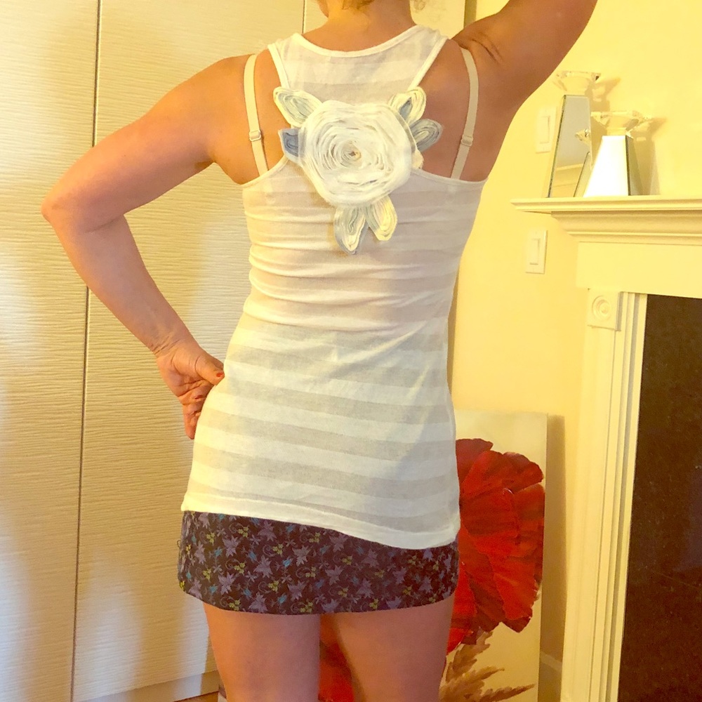 New top with an exquisite back decoration